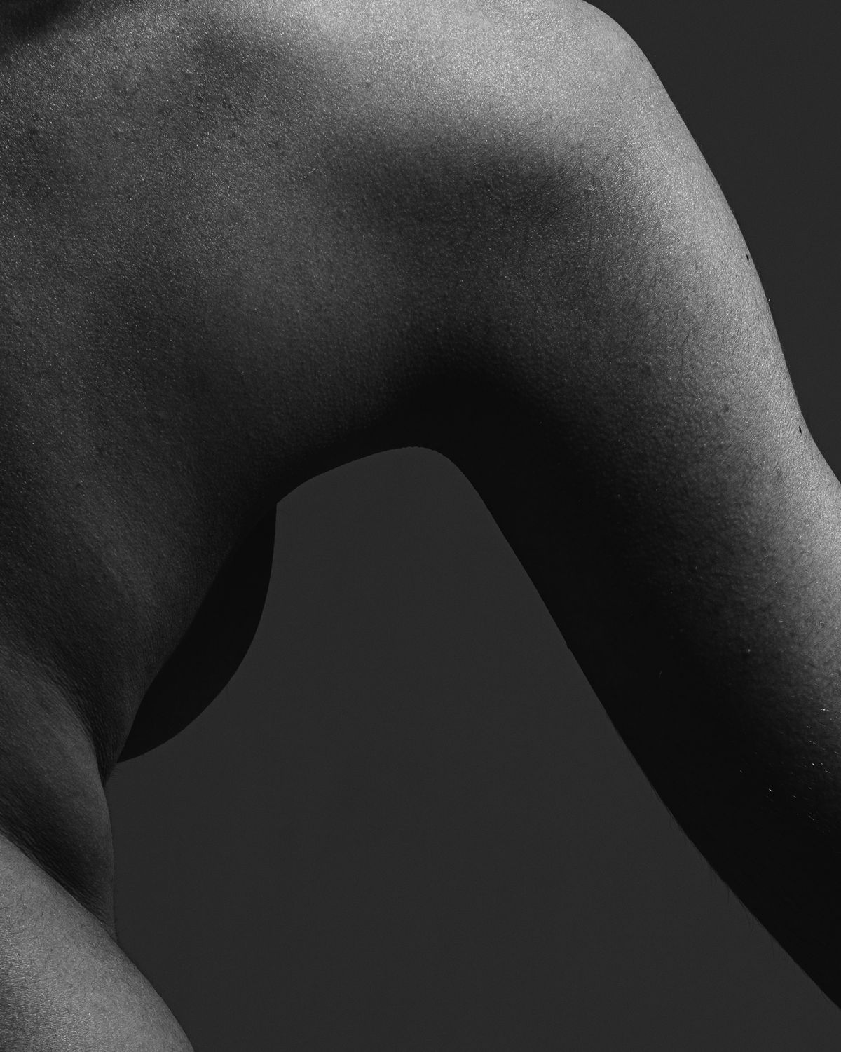 Black-and-white study of shoulders and back, evoking body care and recovery
